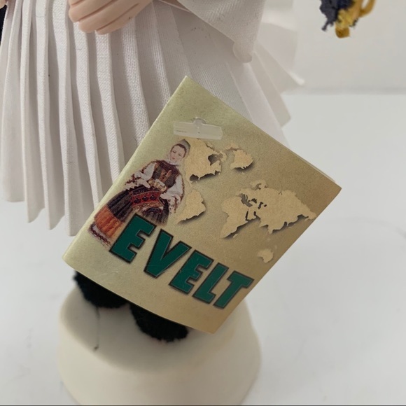 EVELT Porcelain handmade doll traditional costume - Picture 5 of 7